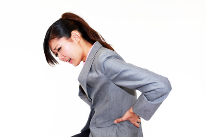 腰痛の辛い症状で仕事に支障が出て悩む女性